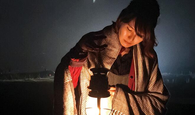 Mit dem iPhone 7 (Plus) aufgenommen: Frau mit Gaslaterne