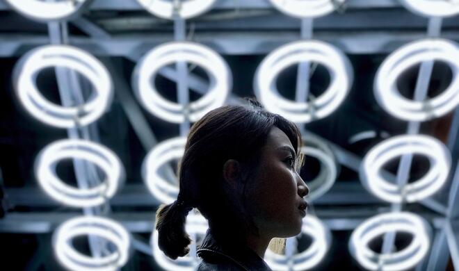 Mit dem iPhone 7 (Plus) aufgenommen: Porträt vor Neonbeleuchtung