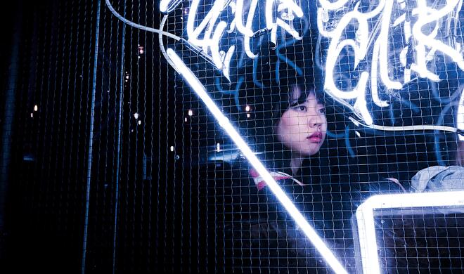 Mit dem iPhone 7 (Plus) aufgenommen: Junge Frau hinter Leuchreklame