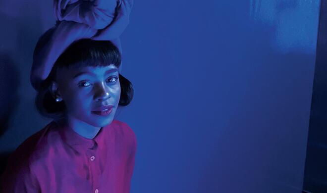 Mit dem iPhone 7 (Plus) aufgenommen: Frau mit Kopfbedeckung im Discoflur