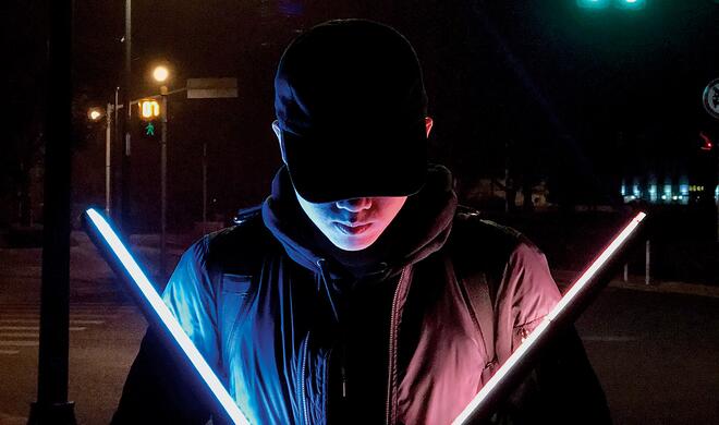 Mit dem iPhone 7 (Plus) aufgenommen: Mann hält Neonbeleuchtung im Arm