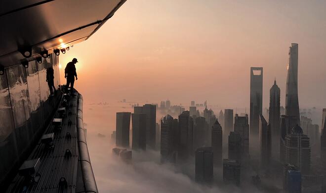 Mit dem iPhone 7 (Plus) aufgenommen: Dämmerung auf Wolkenkratzern über der Nebeldecke