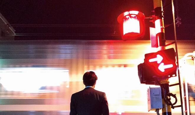 Mit dem iPhone 7 (Plus) aufgenommen: Mann wartet an Bahnübergang