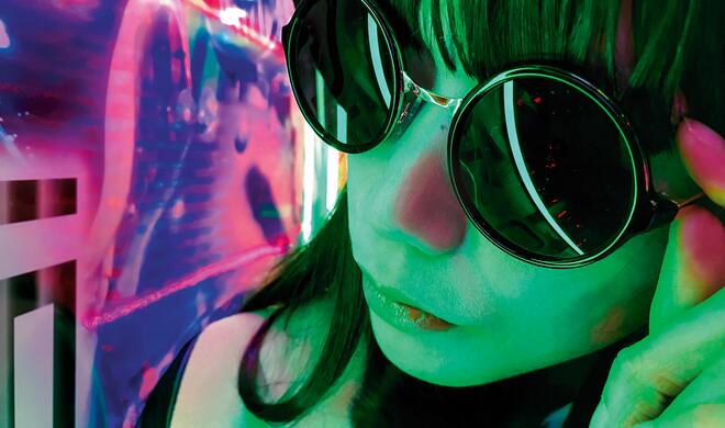 Mit dem iPhone 7 (Plus) aufgenommen: Frau mit poppiger Brille von Neonlicht beleuchtet