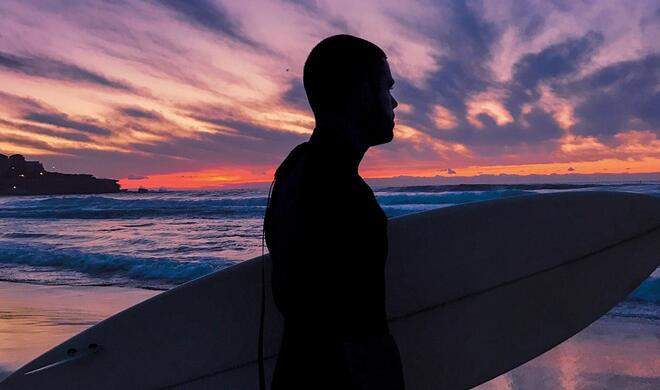 Mit dem iPhone 7 (Plus) aufgenommen: Surfer am Strand in der Dämmerung