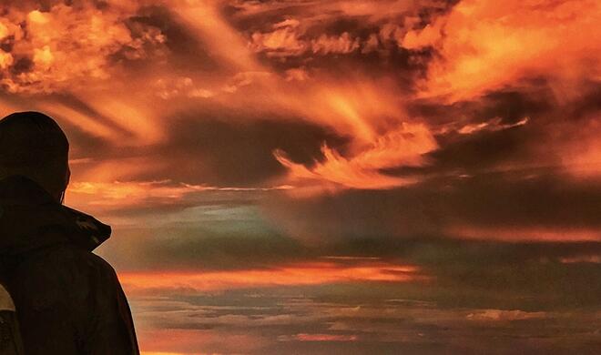 Mit dem iPhone 7 (Plus) aufgenommen: Bergwanderer in der Dämmerung