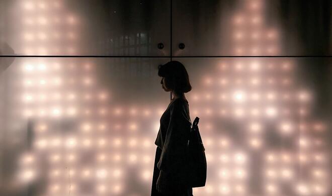 Mit dem iPhone 7 (Plus) aufgenommen: Frau vor beleuchtetem Glasfenster