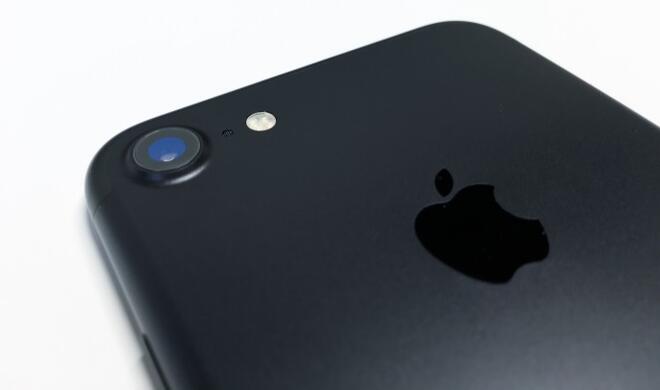 Die mattschwarze Farbe hält offenbar nur leidlich gut