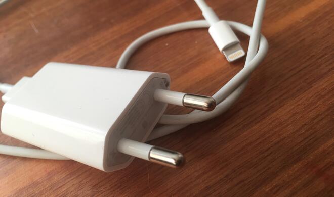 Lightning-Kabel samt iPhone-Netzteil: Wird dieses Zubehör bald optional?