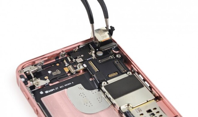 iFixit bei der Zerlegung des iPhone SE