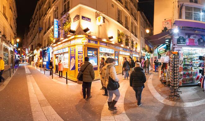 VR-Panoramen können Sie in weitläufige Szenen versetzen, wie im Bild oben, oder in eher private Situationen.