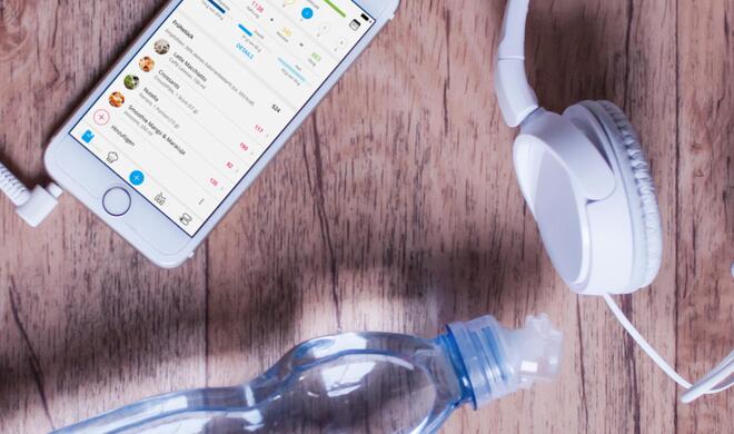 Musik am Smartphone per Kopfhörer motiviert beim Training, Mineralwasser löscht den Durst