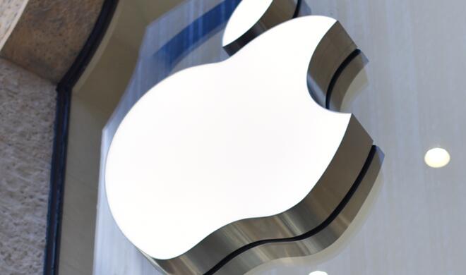 Das Apple-Logo am Apple Store in der Schildergasse von außen