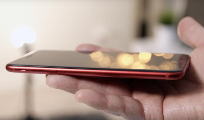 Rotes iPhone mit schwarzer Front