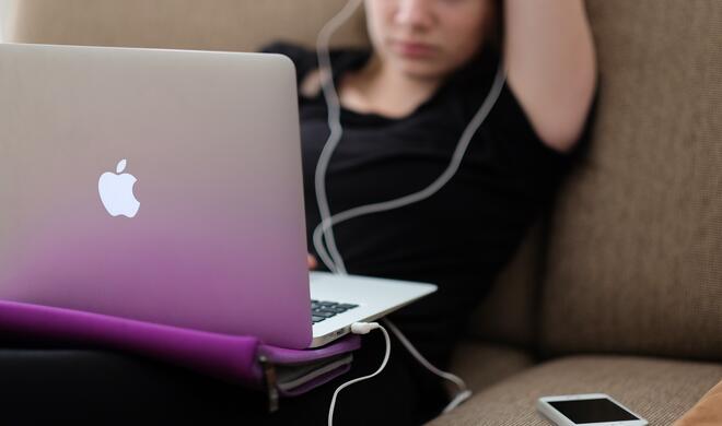 Wer kennt das nicht: Vor dem Einschlafen „nur noch kurz" was nachschauen...