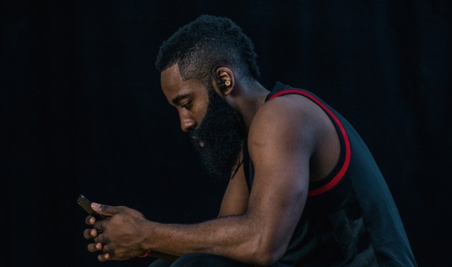 James Harden mit den neuen Powerbeats3 Wireless - Trophy Gold