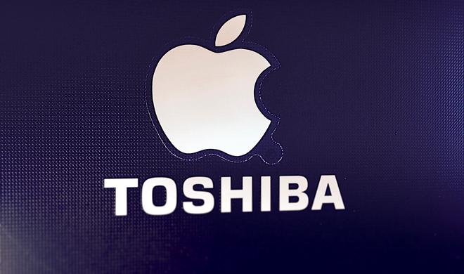 Apple-Aufkleber auf einem Toshiba-Laptop
