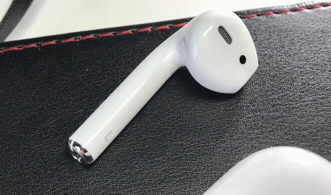 Ab iOS 11 können jedem AirPod-Ohrhörer einzeln individuelle Funktionen zugewiesen werden