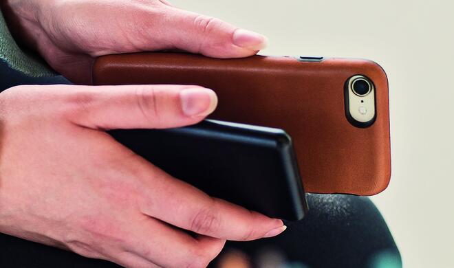 Charge Force Case in Braun und Charge Force Powerstation mini