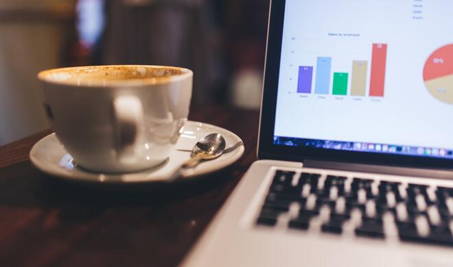 Ein Kaffee darf bei der Arbeit natürlich nicht fehlen