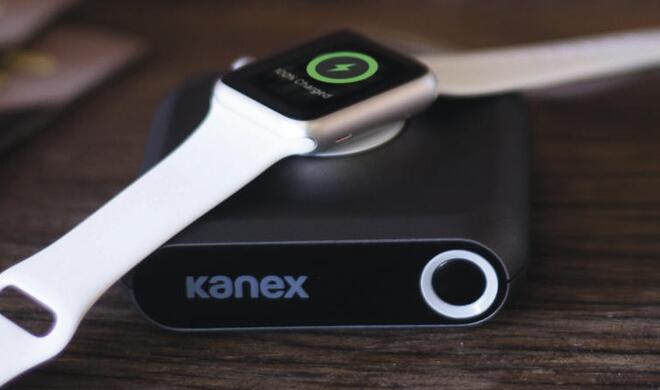 Der „GoPower Watch“-Zusatzakku von Kanex enthält einen zusätzlichen USB-A-Anschluss zum Aufladen des iPhone.