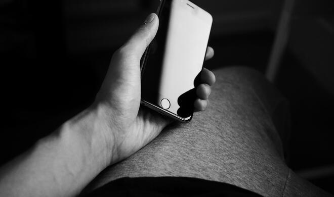 Siri kann Ihnen jederzeit Anrufer ankündigen, ohne dass Sie auf das Display schauen müssen