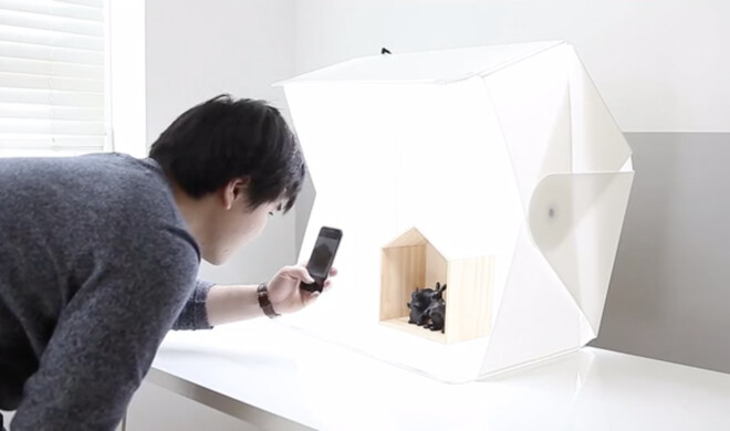 So sieht das Mini-Fotostudio aufgebaut und in Aktion aus. 