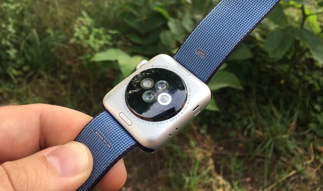 Bei dieser Series 2 hält die Rückseite. Der Fehler betrifft nur die 1. Generation.