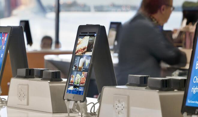 iPad-Akku leer? Auf vielen US-amerikanischen Flughäfen warten Ladestationen auf ihre Benutzer, die sich die Wartezeit an einem der zahlreichen und kostenfreien Webterminals vertreiben können.
