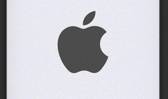 Die neue Magic Mouse verfügt über einen integrierten Akku, der über eine Lightning-Buchse an der Unterseite geladen wird.