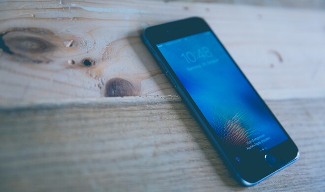 Mit einem Workaround lässt sich das Display unter den minimalen Helligkeitswert abdunkeln