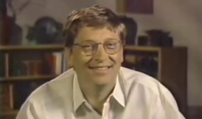 Bill Gates wird 1997 auf der Keynote von Steve Jobs per Videotelefonie zugeschaltet. Das Publikum buht ihn zunächst aus.