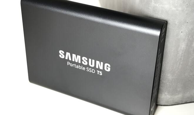 Die SSD T5 von Samsung ist kompakt. Wie schon der Vorgänger, ist das Laufwerk in etwa so dick wie ein kleiner Stapel Visitenkarten.