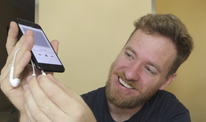 Stolz präsentiert Scotty Allen das Ergebnis: Ein iPhone 7 mit Kopfhöreranschluss.