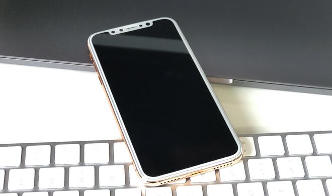 Das iPhone X wird oben einen Ausschnitt besitzen, sodass die Statusleiste ein neues Design erhält