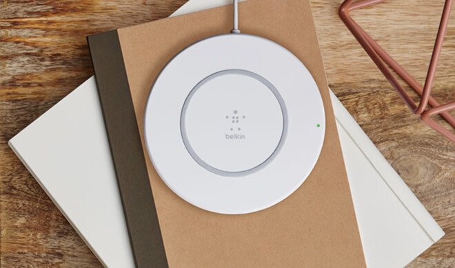 Das BOOST↑UP Ladegerät ist zum Beispiel auf dem Nachtisch gut aufgehoben