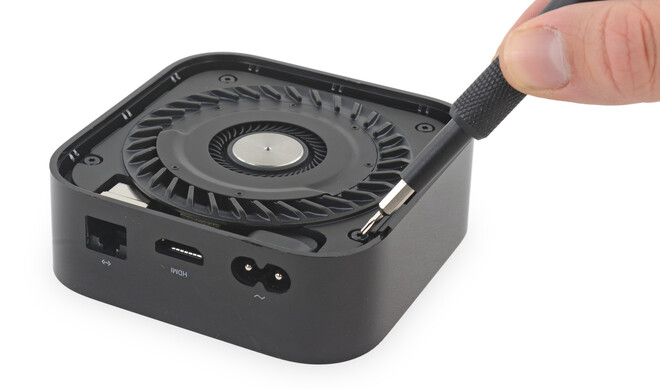 Der neue Lüfter fällt sofort auf.