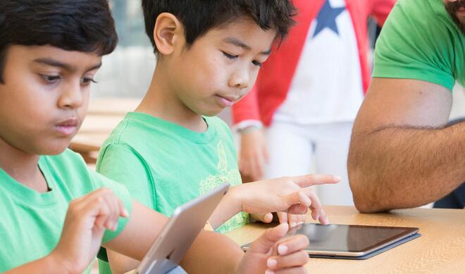 Kinder lernen im Sommercamp von Apple die Technologie kennen