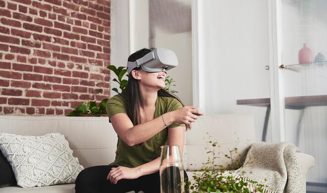 Oculus Go kommt mit einem Controller und lässt sich leicht ohne großes Kabelgewirr verwenden