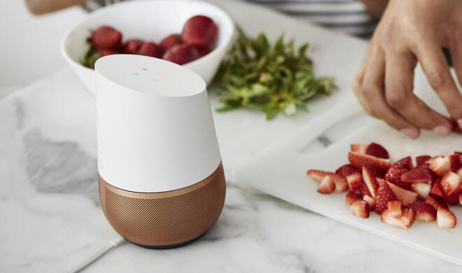 Dezentes, vasenförmiges Heim für den Google Assistant: Google Home.