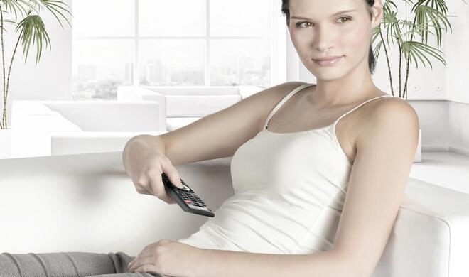 Um dem Fernbedienungs-Chaos zu entkommen, bietet sich eine Multifunktionsfernbedienung wie die Smart Control an.