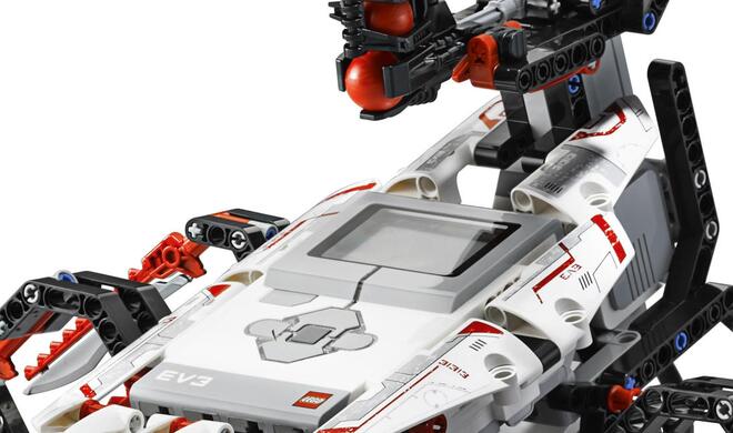 Das Herzstück eines jeden Mindstorm-Robots ist das EV3-Modul, das die „Intelligenz“ beheimatet und die Steuerung übernimmt.