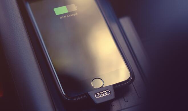 Qi sei dank: Einfach in die Mittelkonsole legen und das iPhone wird kabellos geladen