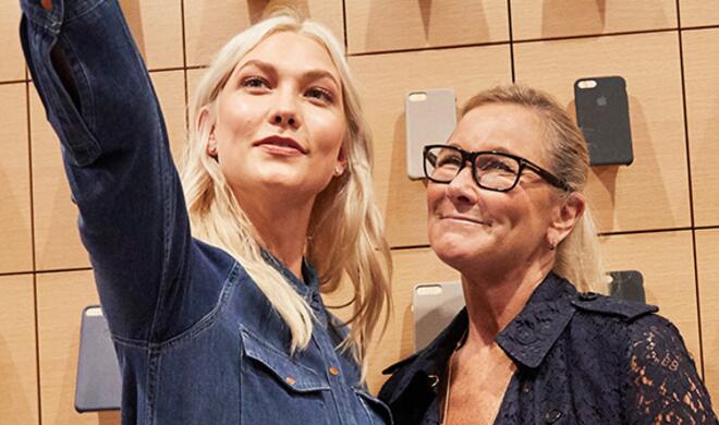 Angela Ahrendts mit Karlie Kloss bei der Eröffnung des Apple Store Michigan Avenue