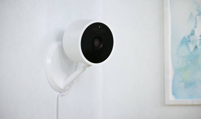 Die Cloud Cam lässt sich aufstellen, oder an die Wand hängen