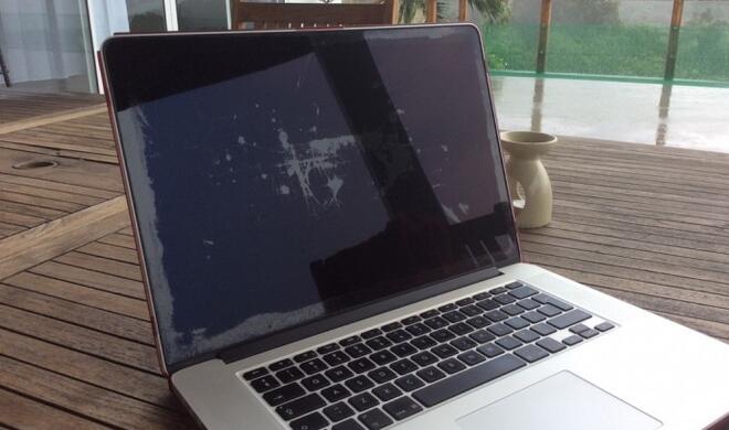 MacBook Pro mit Retina-Display mit defekter Anti-Reflexionsbeschichtung.