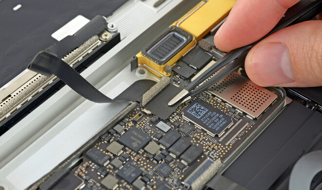 Der NVRAM wird durch eine zusätzliche Batterie mit Strom versorgt