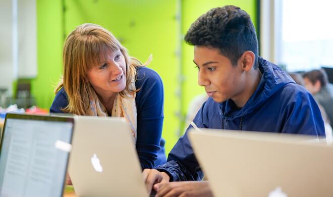 Mehrere große Firmen ermöglichen ihren Mitarbeitern Studenten zu unterrichten