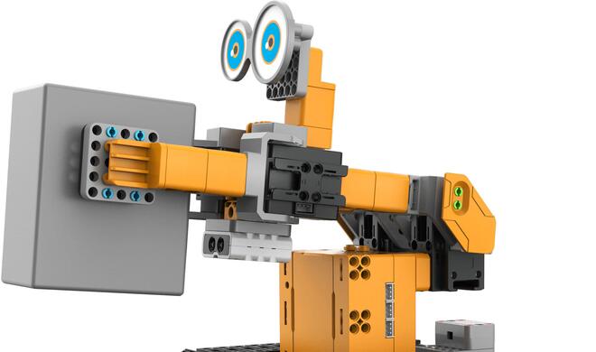 Tankbot sieht mit einem Infrarotsensor und nimmt Lasten auf, die der Roboter transportiert.