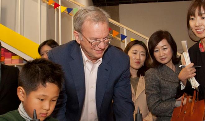 Eric Schmidt bei der Einweihung einer Kooperation zwischen Museum und Google in Korea